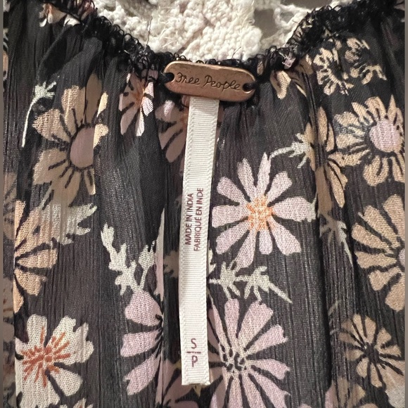Beautiful FREE PEOPLE flowy, sheer, floral crop top!! - Picture 3 of 3